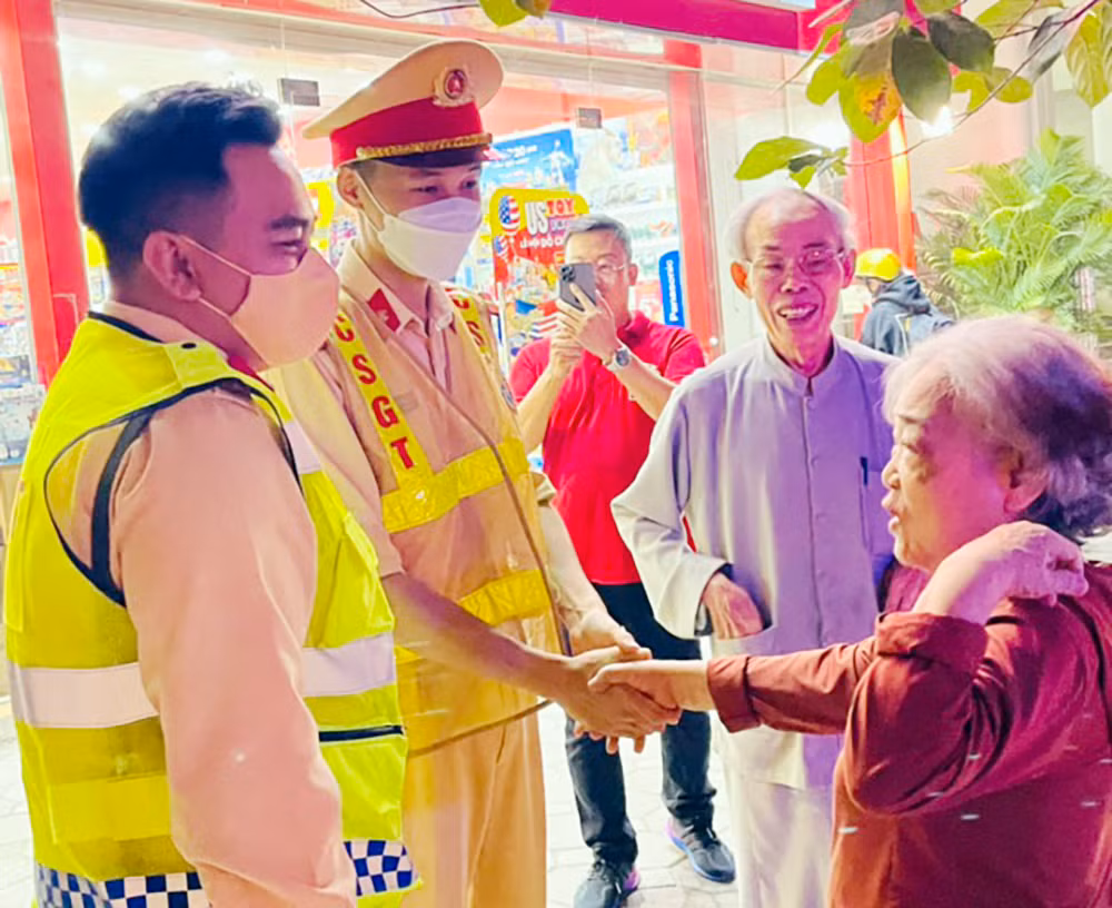 CSGT đưa cụ bà 74 tuổi bị lẫn đi lạc về nhà -0
