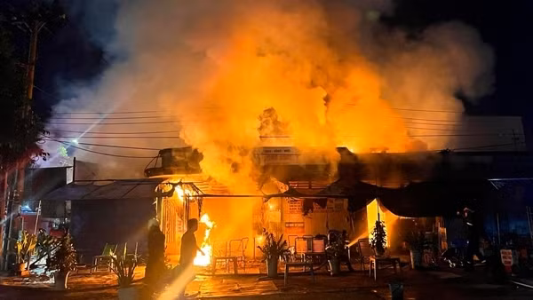 Lửa bao trùm tiệm sửa xe máy và một phần quán cà phê