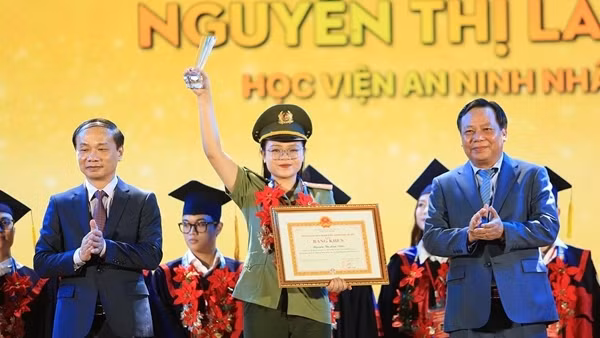 3 thủ khoa của các trường CAND được tuyên dương