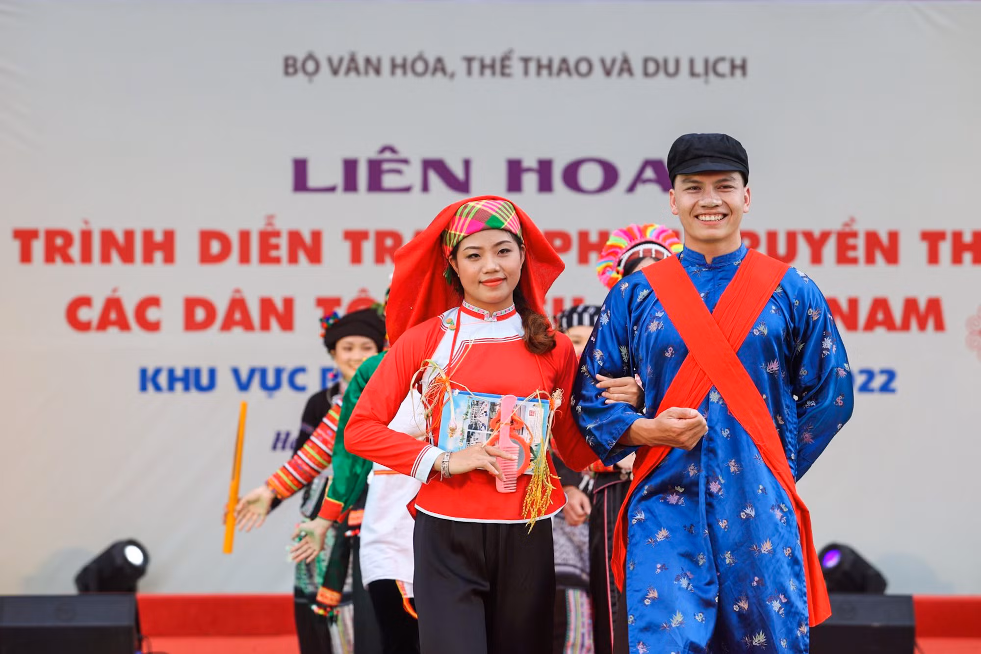 Chiêm ngưỡng trang phục truyền thống của các dân tộc Việt Nam -1