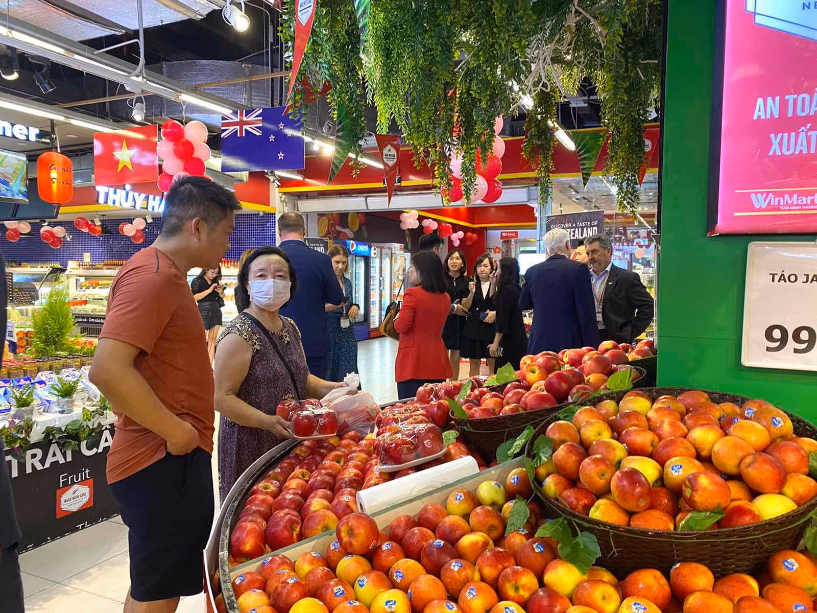 Tổng Lãnh sự quán New Zealand thăm và làm việc tại WinMart -0