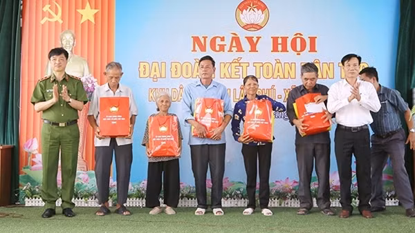 Thứ trưởng Nguyễn Duy Ngọc dự&nbsp;Ngày hội “Đại đoàn kết toàn dân tộc” tại&nbsp;khu dân cư&nbsp;Lâm Phú