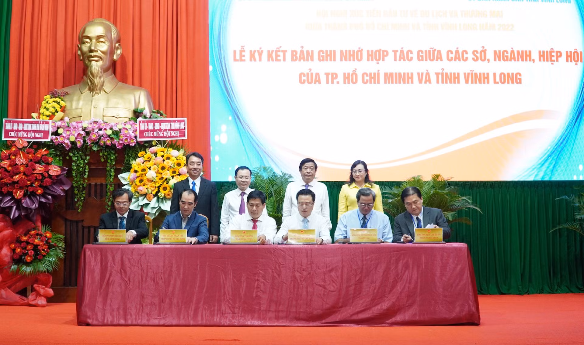 Hội nghị Xúc tiến đầu tư về du lịch và thương mại giữa TP Hồ Chí Minh với Vĩnh Long -0