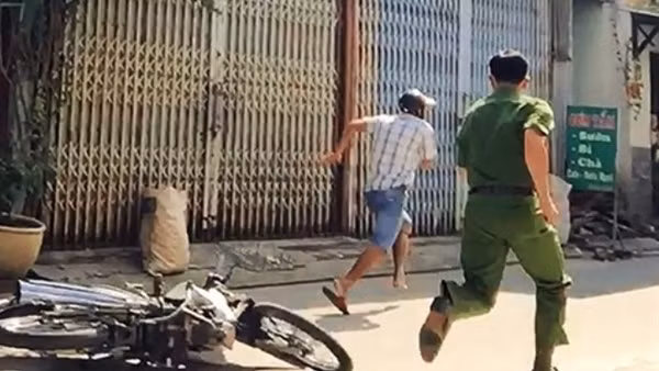 Con nghiện trên đường đi đám tang “tiện tay” cướp điện thoại