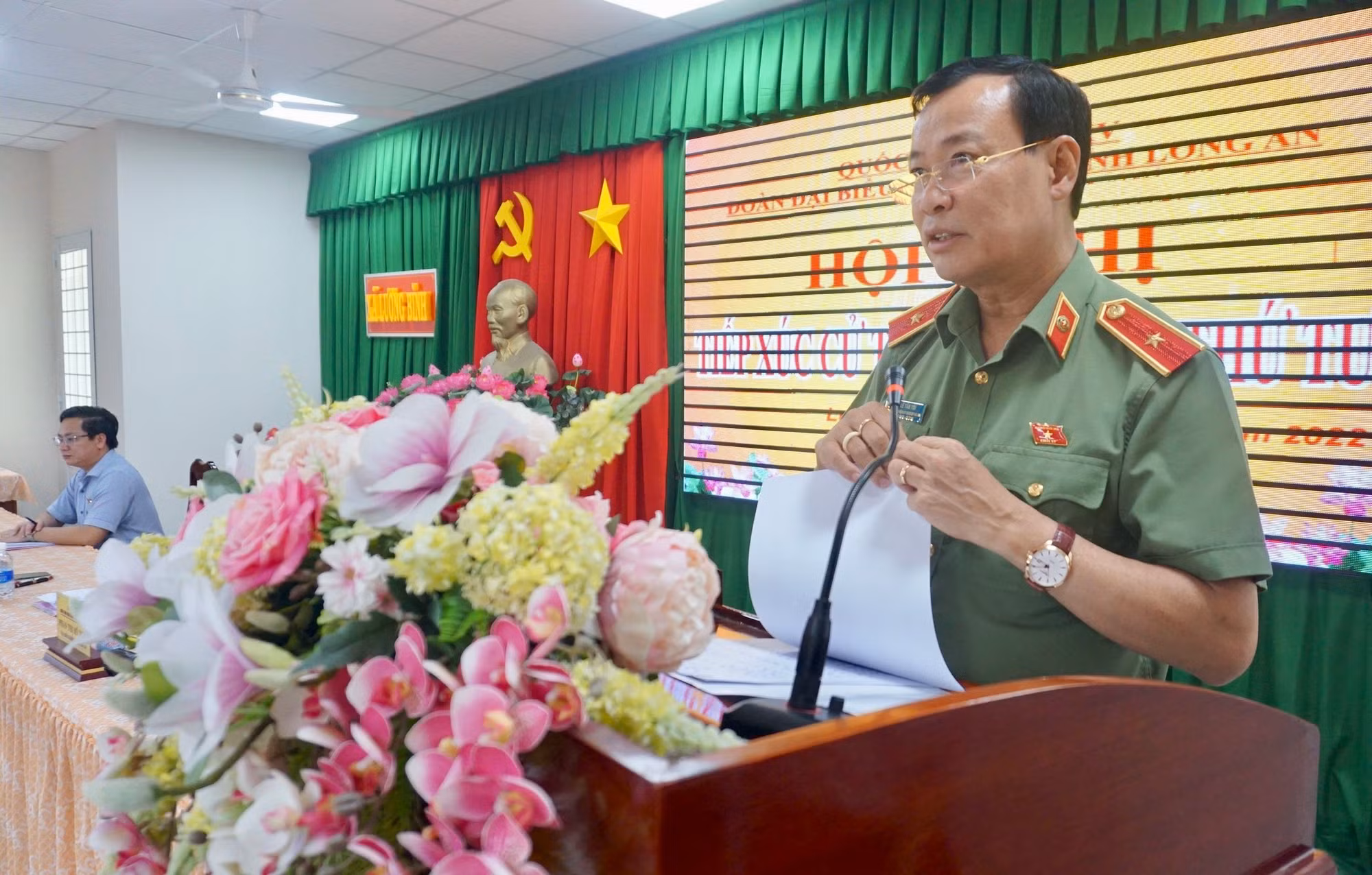 Đồng chí Lê Tấn Tới tiếp xúc cử tri huyện Bến Lức sau kỳ họp thứ 4 -0