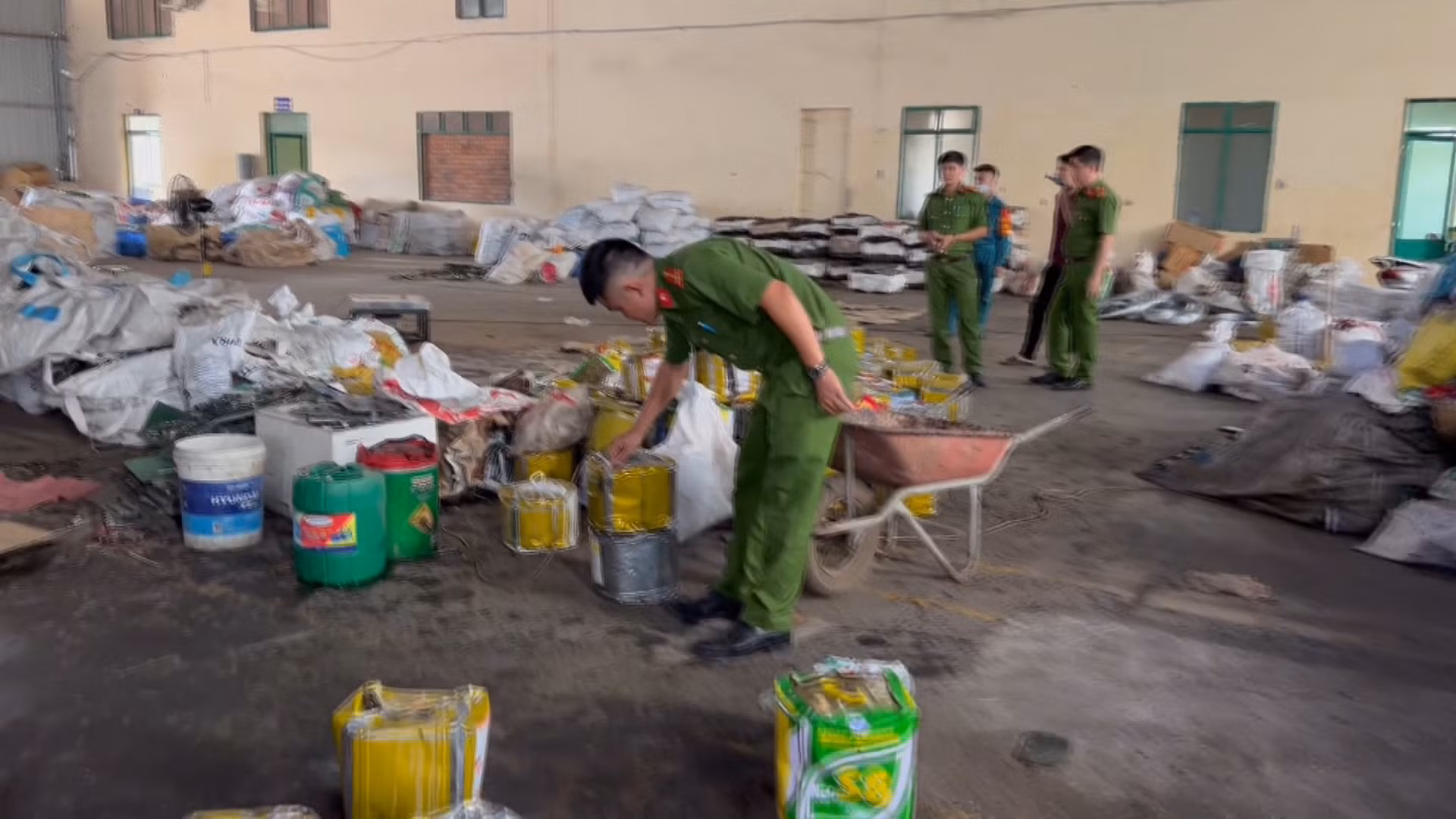 Cơ sở tái chế phế liệu tàng trữ 100 tấn chất thải rắn nguy hại -0