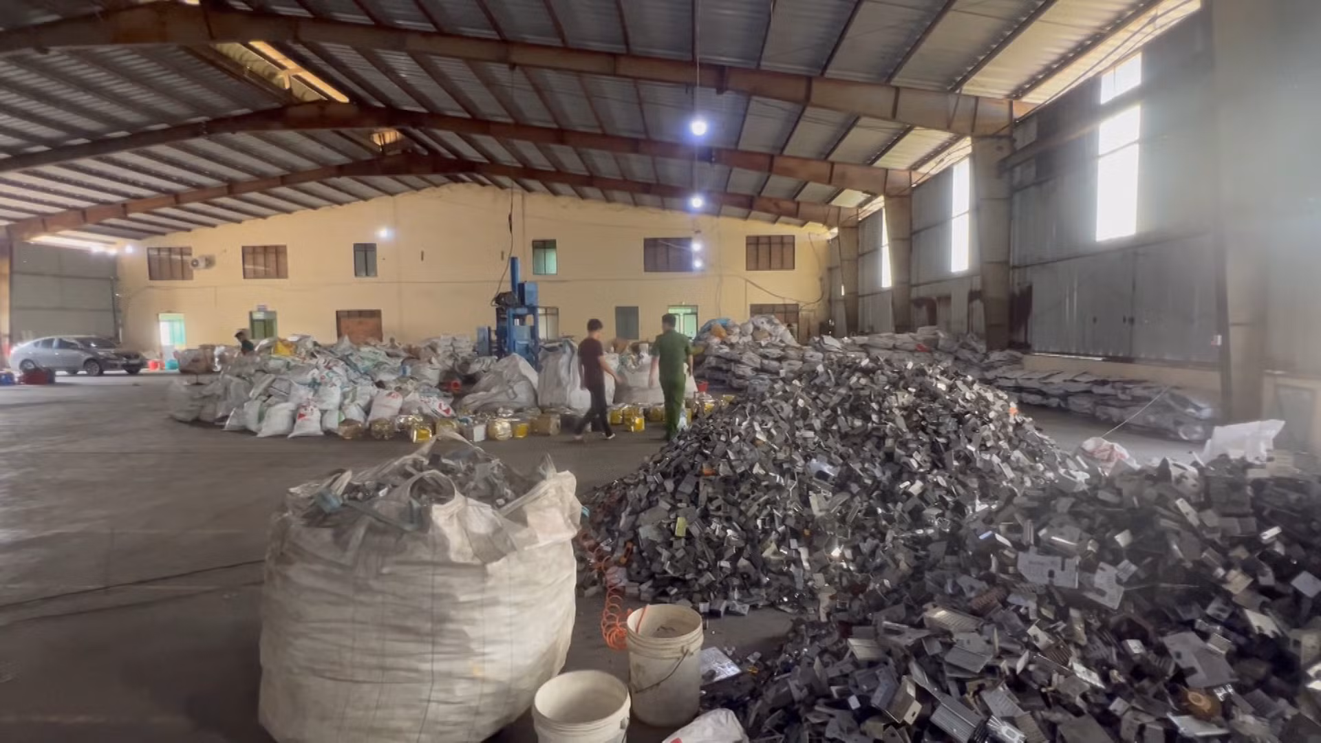 Cơ sở tái chế phế liệu tàng trữ 100 tấn chất thải rắn nguy hại -0