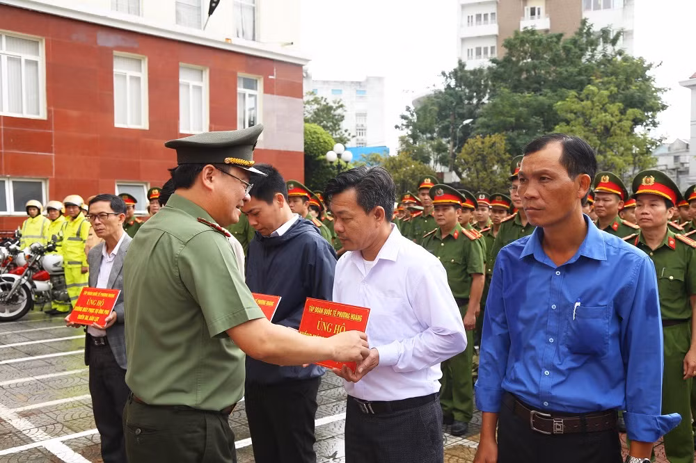 Tập đoàn quốc tế Phượng Hoàng trao tặng Công an Thừa Thiên-Huế 20 chiếc xuồng máy -0