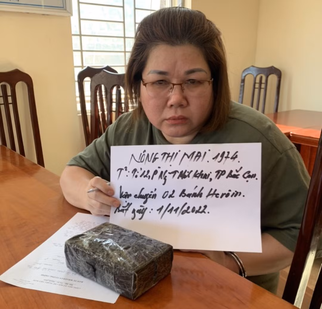 Khởi tố người phụ nữ vận chuyển 2 bánh heroin với giá 30 triệu đồng -0