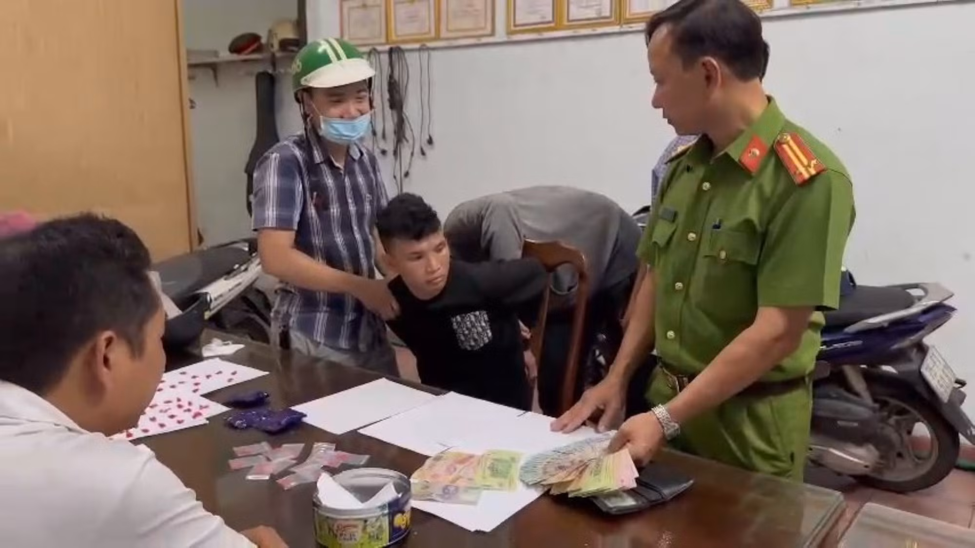 Khen thưởng Công an phường triệt xóa đại lý ma túy do 9X cầm đầu -0