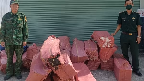 Phát hiện 10.000 gói thuốc lá lậu trước kho vật liệu