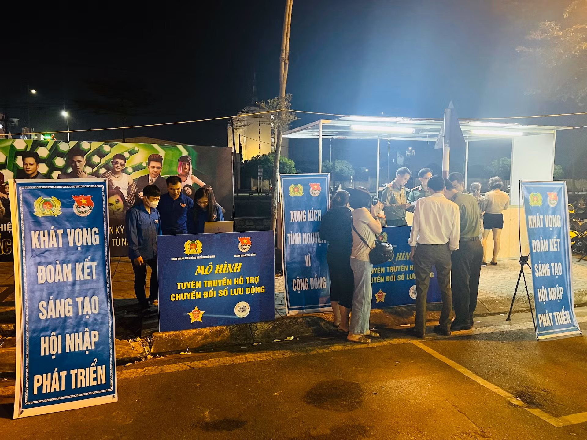 Tuổi trẻ Công an Thái Bình tích cực tuyên truyền, hỗ trợ chuyển đổi số lưu động -0