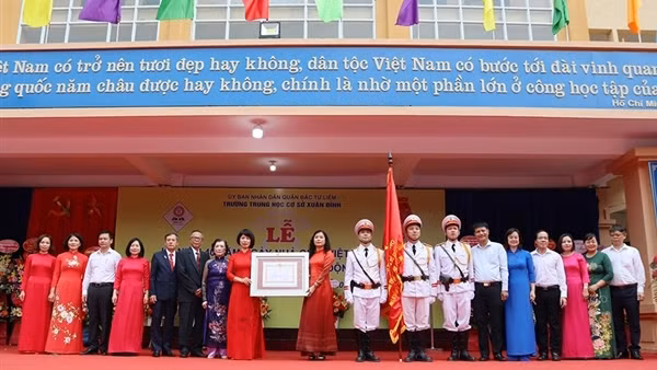 Trường THCS Xuân Đỉnh đón nhận Huân chương Lao động hạng Nhì