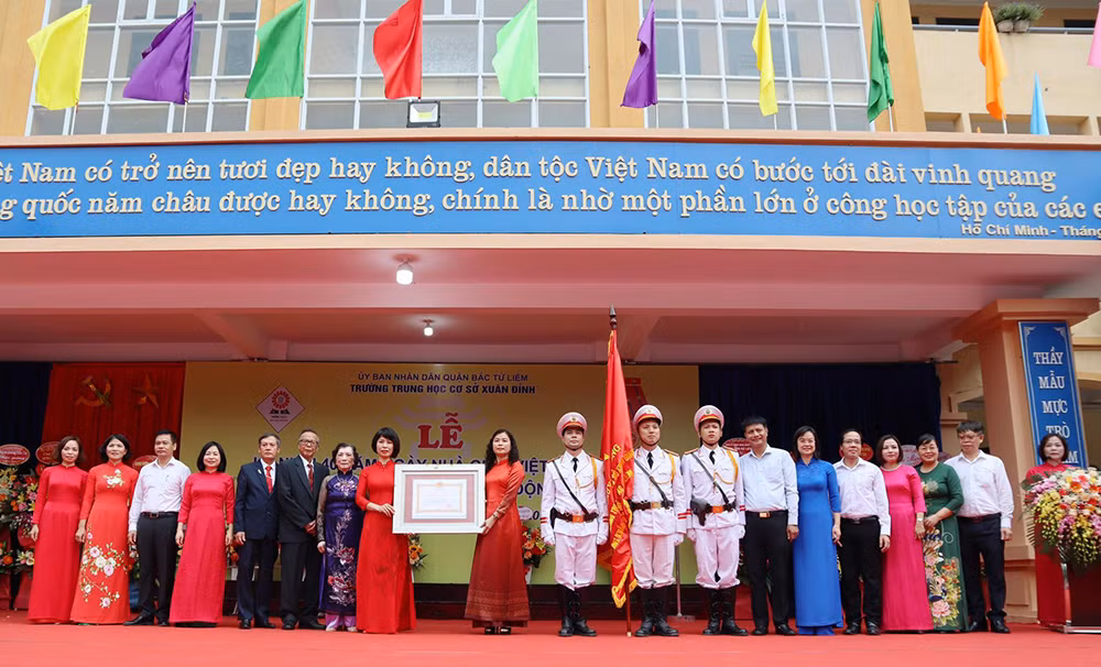 Trường THCS Xuân Đỉnh đón nhận Huân chương Lao động hạng Nhì -0