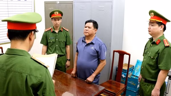 Bắt tạm giam một giám đốc buôn lậu hơn 800 tấn hạt điều thô