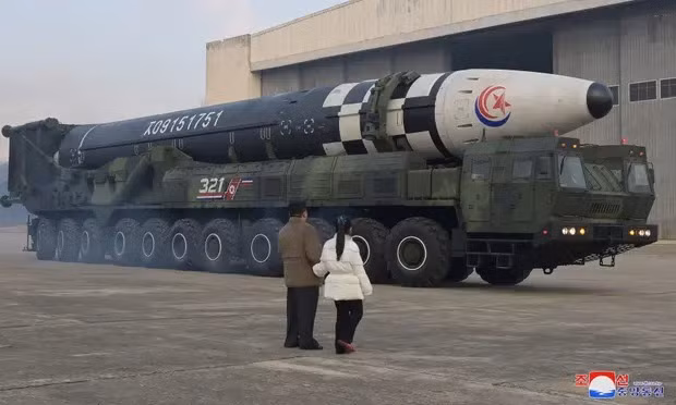 Ông Kim Jong-un cùng con gái thị sát vụ phóng tên lửa đạn đạo -0