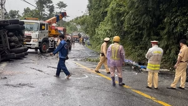 Xe chở nhựa đường lật trên đèo, CSGT rải cát chống trượt
