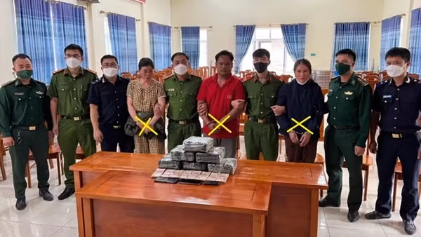 Trao thưởng Ban chuyên án bắt giữ vụ 13kg ma tuý đá ở Quảng Bình