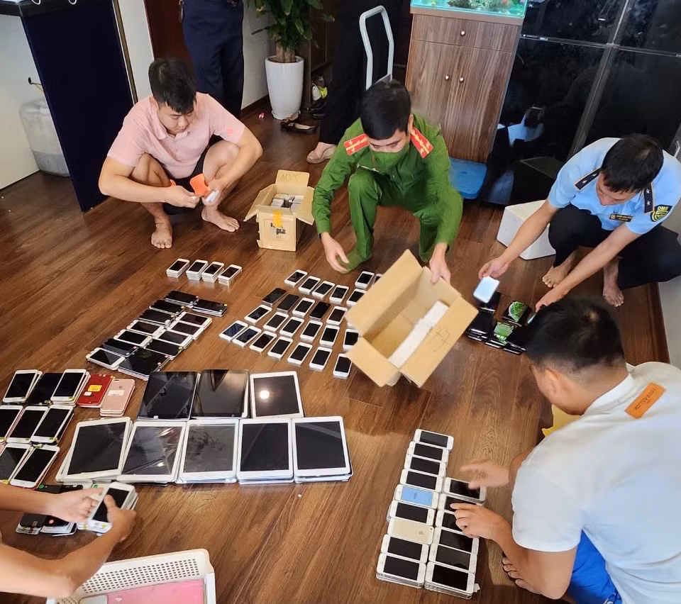 Phát hiện, thu giữ 400 chiếc Iphone lậu giấu trong 2 căn hộ chung cư cao cấp -0