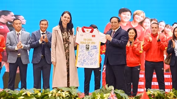 Thủ tướng Phạm Minh Chính và Thủ tướng New Zealand gặp gỡ đội tuyển bóng đá nữ Việt Nam
