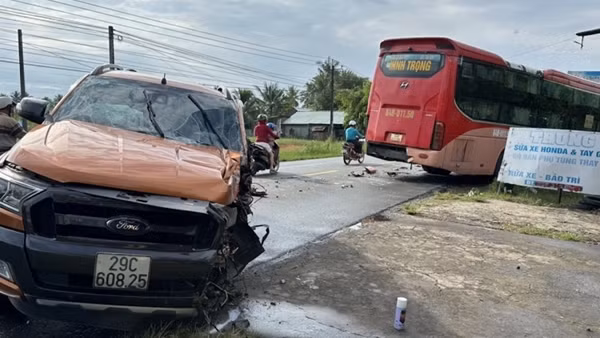 Ôtô khách đối đầu xe bán tải trên quốc lộ 53