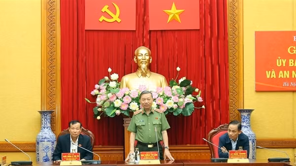 Đẩy mạnh hoàn thiện thể chế về bảo đảm ANTT, xây dựng lực lượng CAND theo tinh thần Nghị quyết 12