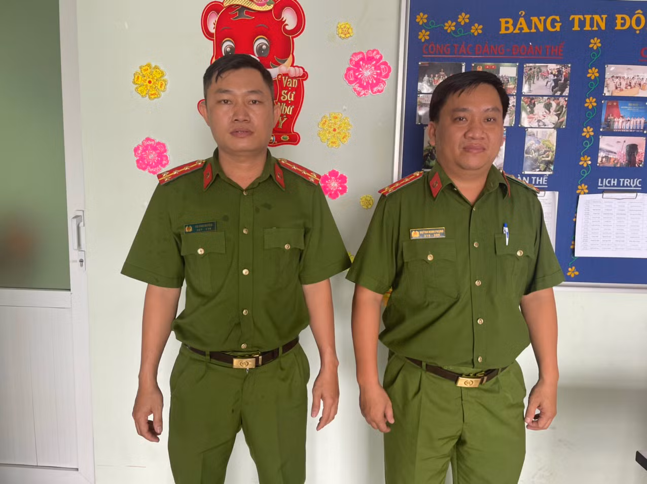 Hai cán bộ Cảnh sát PCCC phá cửa cuốn dập lửa cứu người khi đang trên đường đi công tác về -0