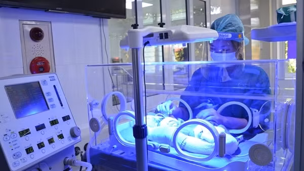 Cứu sống em bé sinh non bị suy hô hấp, ruột nằm trên lồng ngực