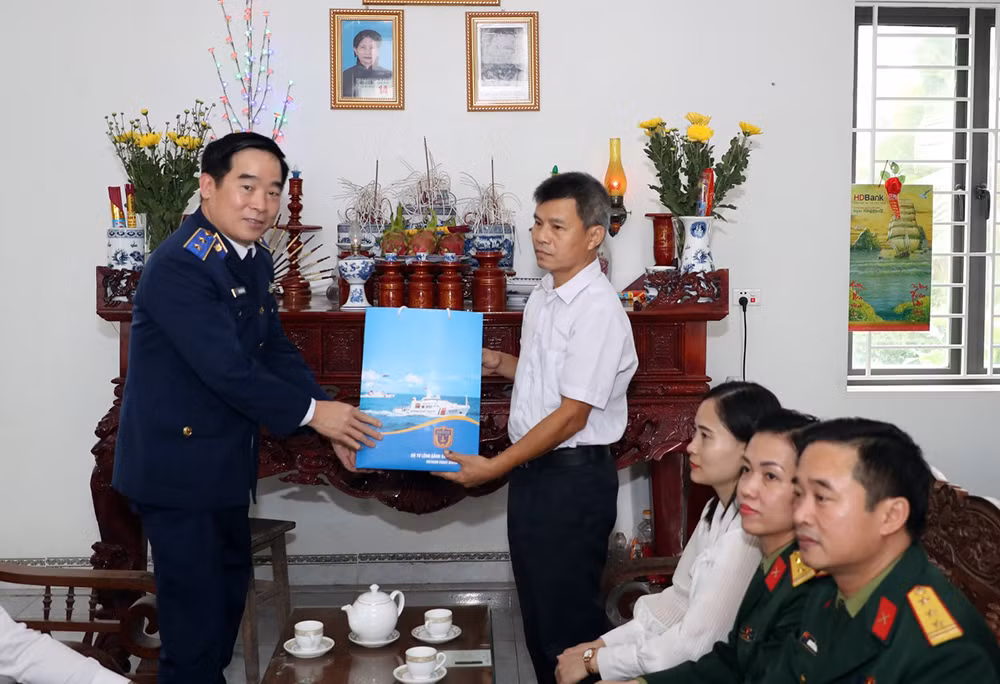 Khơi dậy tình yêu biển đảo cho thế hệ trẻ -0