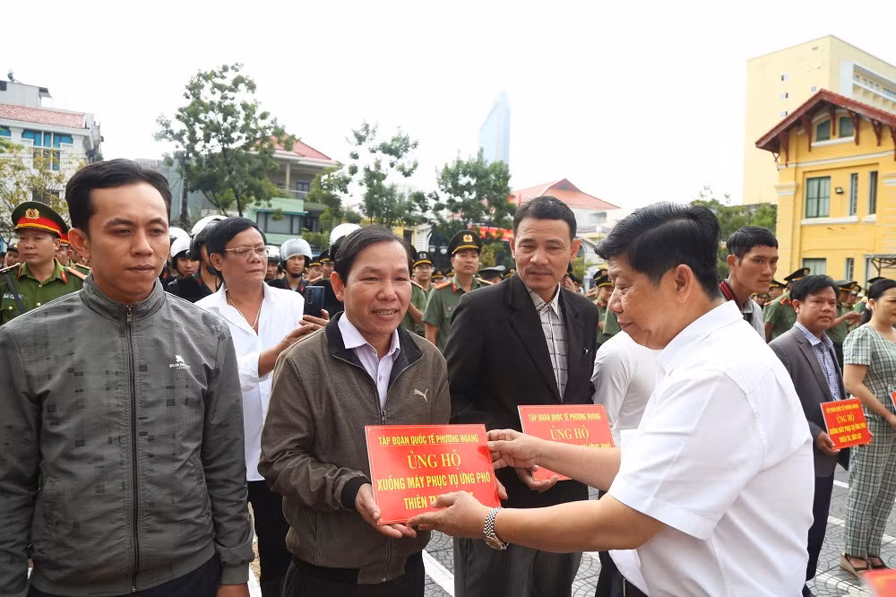 Tập đoàn quốc tế Phượng Hoàng trao tặng Công an Thừa Thiên-Huế 20 chiếc xuồng máy -0