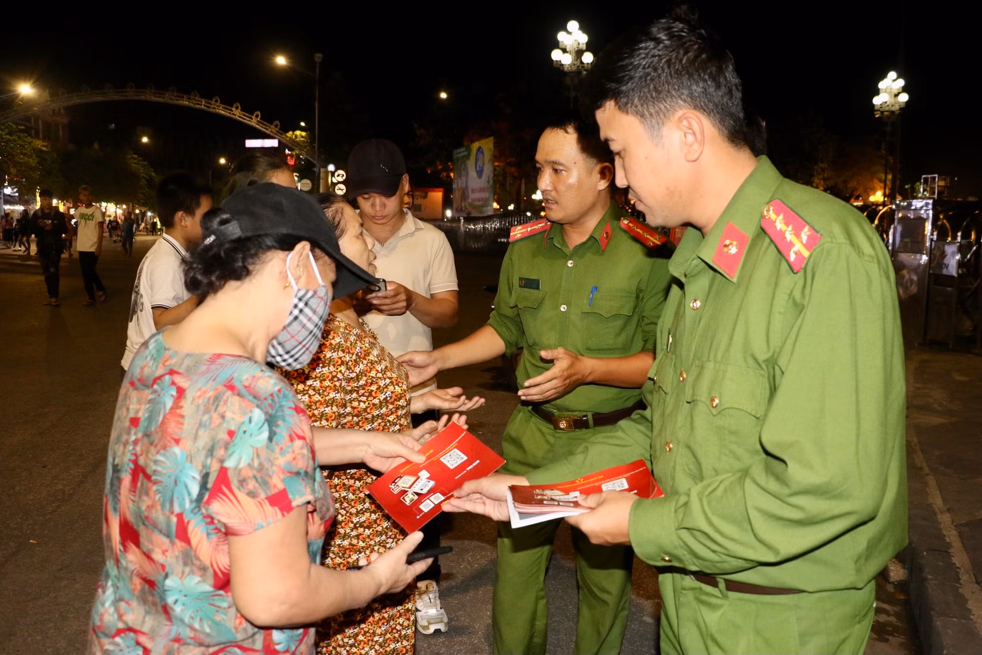 Tổ chức điểm tư vấn, hỗ trợ đăng ký, cài đặt định danh điện tử tại phố đi bộ TP Vinh -0