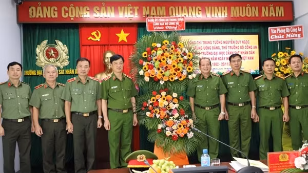 Thứ trưởng Nguyễn Duy Ngọc chúc mừng các Nhà giáo CAND