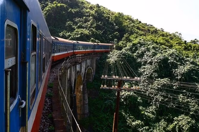  Xuất hiện 20 điểm sạt lở gây mất an toàn trên tuyến đường sắt qua đèo Hải Vân -0