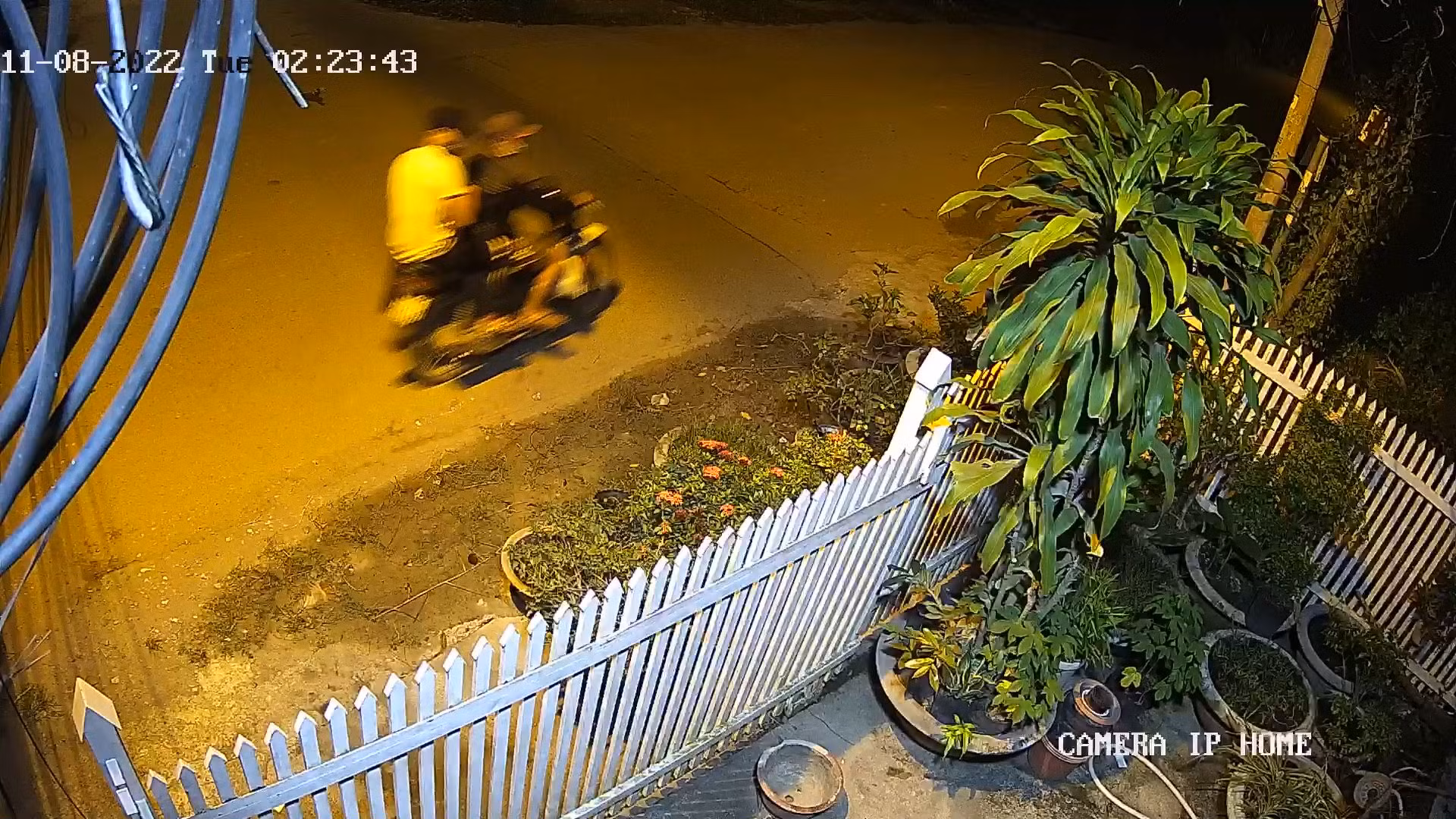 “Nhậu say rồi thuê người tạt sơn vào nhà người khác cho… vui”? -0