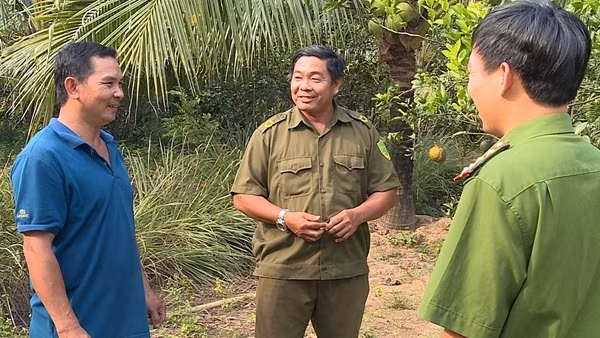 Công an viên cứu người trong lũ dữ