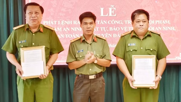 Công an tỉnh Bạc Liêu thưởng “nóng”các tập thể xuất sắc ngày đầu ra quân cao điểm