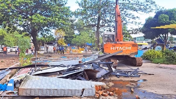 Cưỡng chế trạm xe buýt xây dựng trái phép tại Phú Quốc