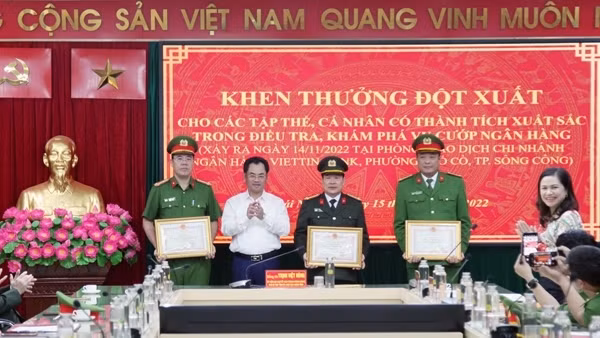 Trao thưởng tặng 3 tập thể, 10 cá nhân khám phá vụ cướp ngân hàng