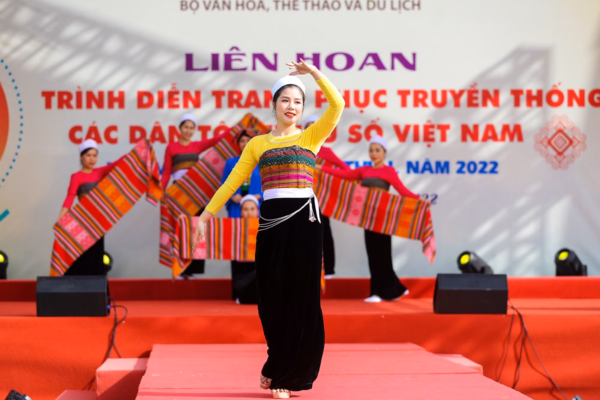 Chiêm ngưỡng trang phục truyền thống của các dân tộc Việt Nam -3