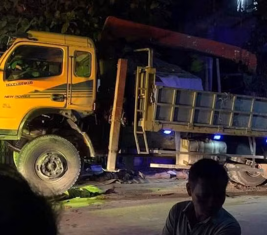 Xe máy lao vào xe tải, 3 thanh niên tử vong trong đêm -0