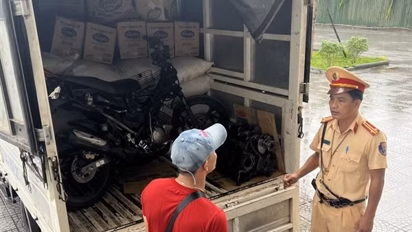 Hàng lậu ngụy trang tinh vi theo xe tải vào phố