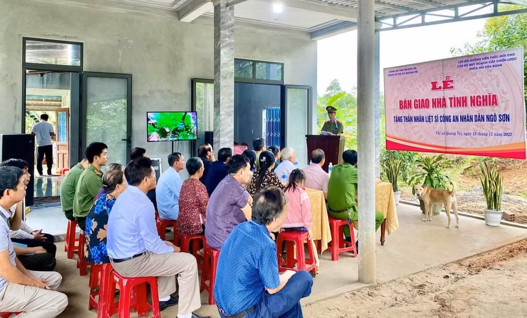 Trao tặng nhà tình nghĩa cho thân nhân liệt sĩ CAND -0