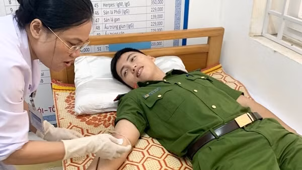Hai cán bộ Công an Hà Tĩnh kịp thời hiến máu cứu người