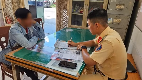 Tài xế điều khiển xe buýt 2 tầng vượt đèn đỏ bị tước quyền sử dụng GPLX