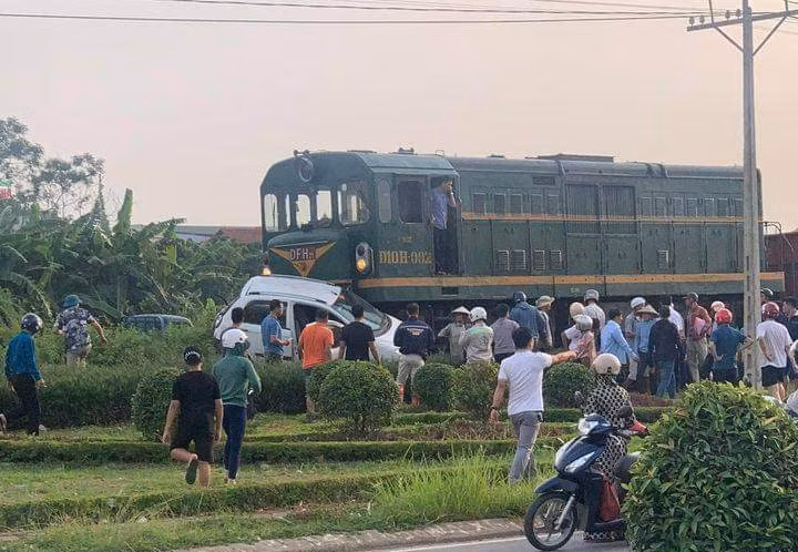 Danh tính 2 bố con thoát nạn sau khi bị tàu hỏa đâm vào ô tô -0