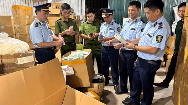 Phát hiện trên 20 tấn mỹ phẩm, kem đánh răng trẻ em hết hạn sử dụng đang in, dập date mới