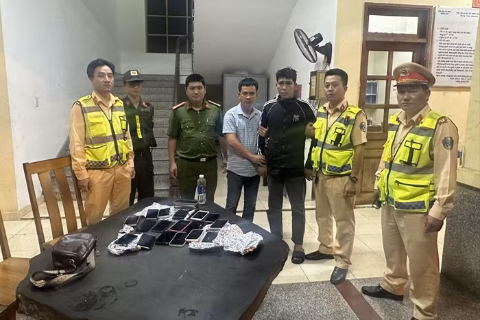 Dàn cảnh, móc trộm 17 điện thoại tại hội chợ triển lãm -0