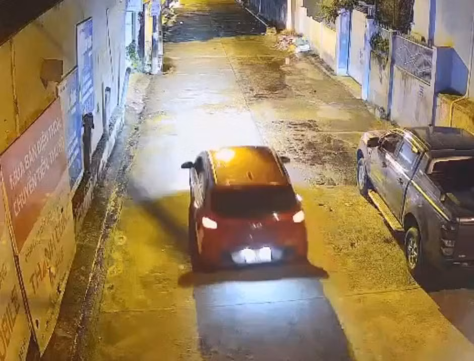Táo tợn trộm xe ô tô trong đêm khuya -0
