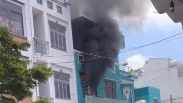 Cứu cụ bà 79 tuổi thoát khỏi đám cháy ở căn nhà 2 tầng