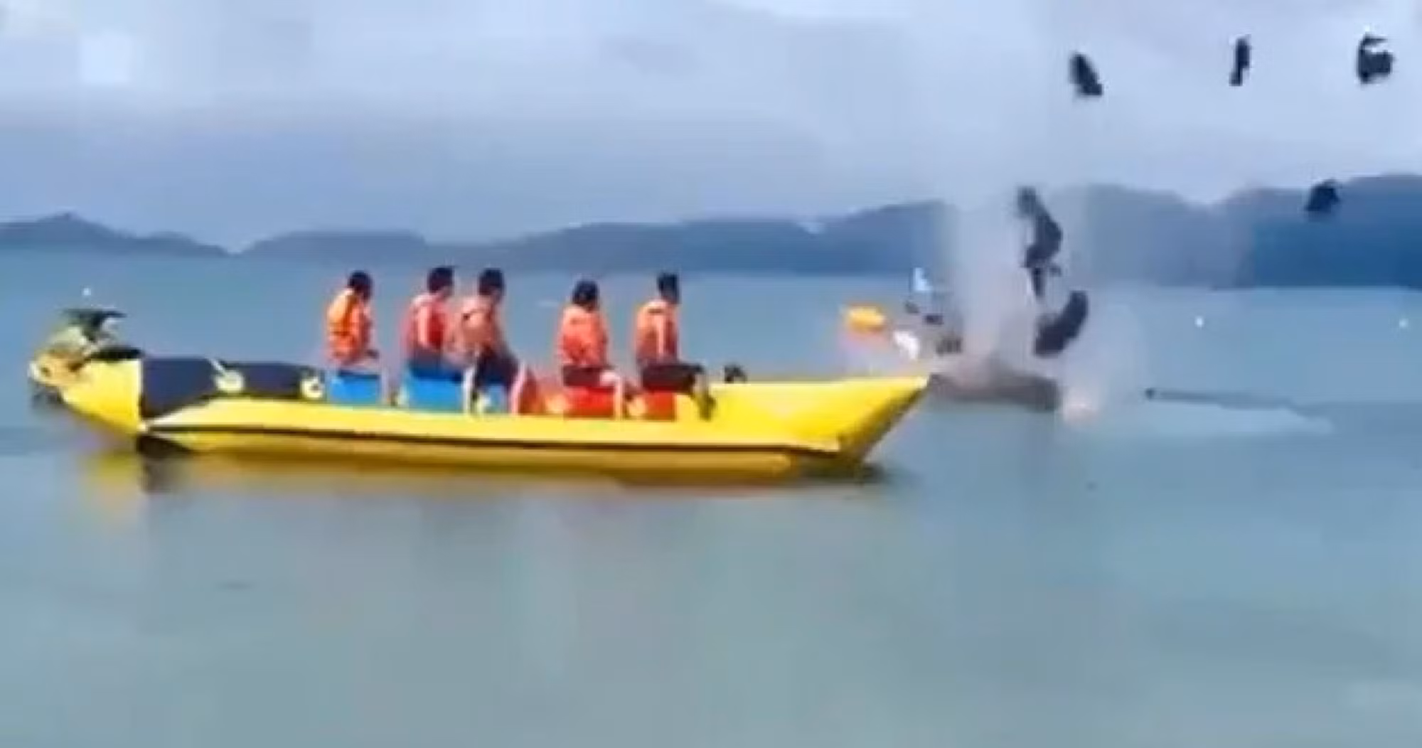 Mô tô nước phát nổ khi đang phục vụ du khách trên biển Cô Tô -0